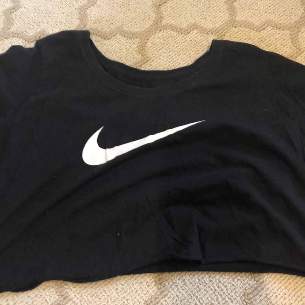 Cropped Nike shirt